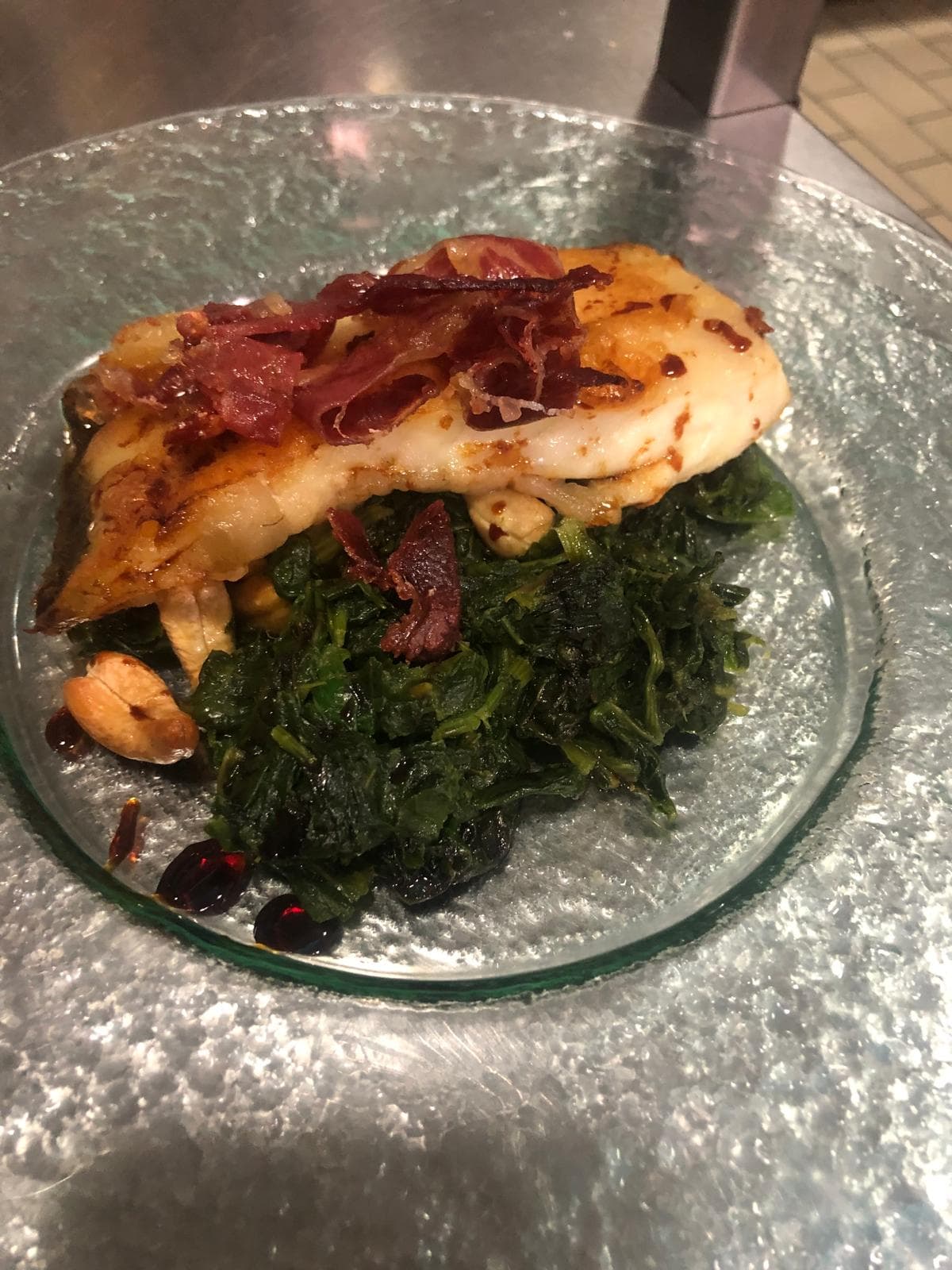 bacallà amb espinacs i pernil